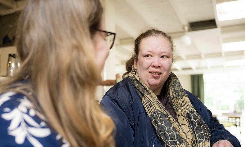 Twee vrouwen in gesprek