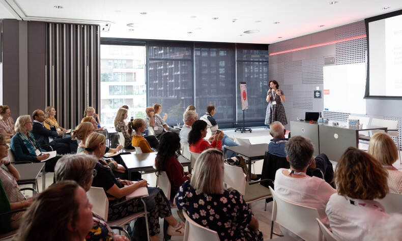 Annica Brummel presenteert voor een groep mensen bij de Week tegen Eenzaamheid