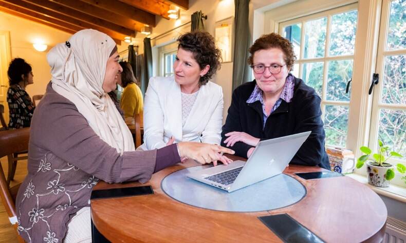 Drie vrouwen met een laptop